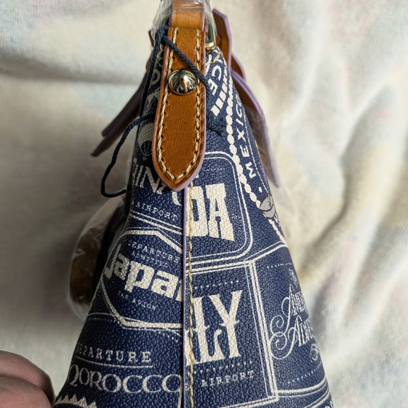 Dooney & Bourke 2017 Epcot Food And Wine Festival Crossbody Bag - Picture 4 of 9